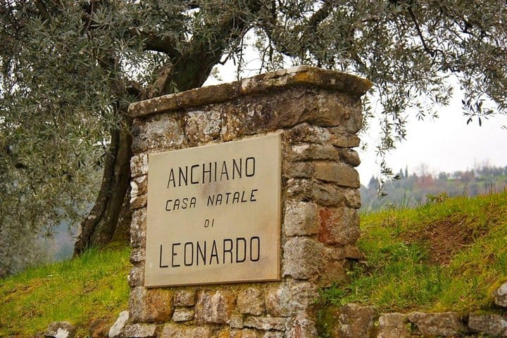 Sign in Anchiano indicating to Leonardo's House