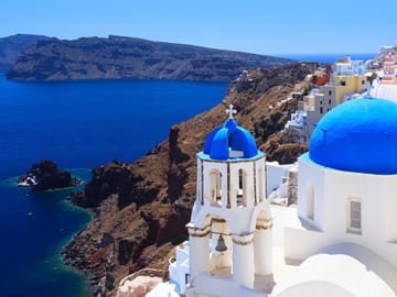 Santorini Private Tour: Oia Blue Domes, Fira & Hidden Gems + Wine Tasting Option