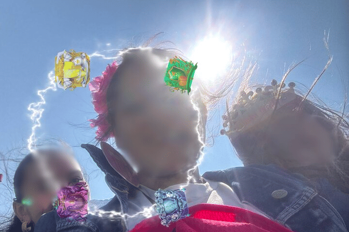 Photo d'un groupe de joueurs qui font la photo finale