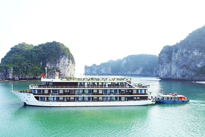 Luxury Ninh Binh & Ha Long Bay Cruise: Explore Scenic Caves & Pagodas