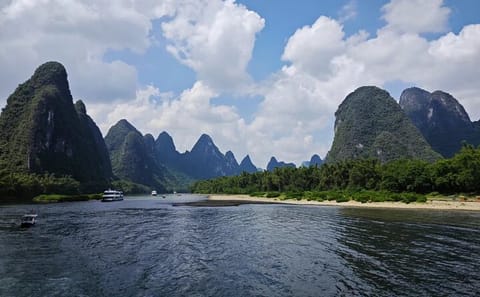 Guilin Li River Cruise and Cultural Tour with Reed Flute Cave