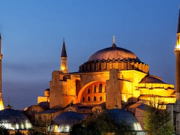 Blue Mosque Exterior – Iconic Istanbul Landmark Featured on Private Shore Excursion. Cruise-Friendly Pickup, Guided Tour of Hagia Sophia, Blue Mosque & Topkapi Palace