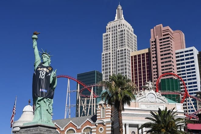 1.5-Hour Las Vegas Strip Limo Tour with Champagne and Photographs 10