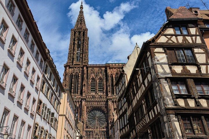 Flèche gothique de 142 mètres de la Cathédrale Notre-Dame de Strasbourg, avec un ciel en arrière-plan.