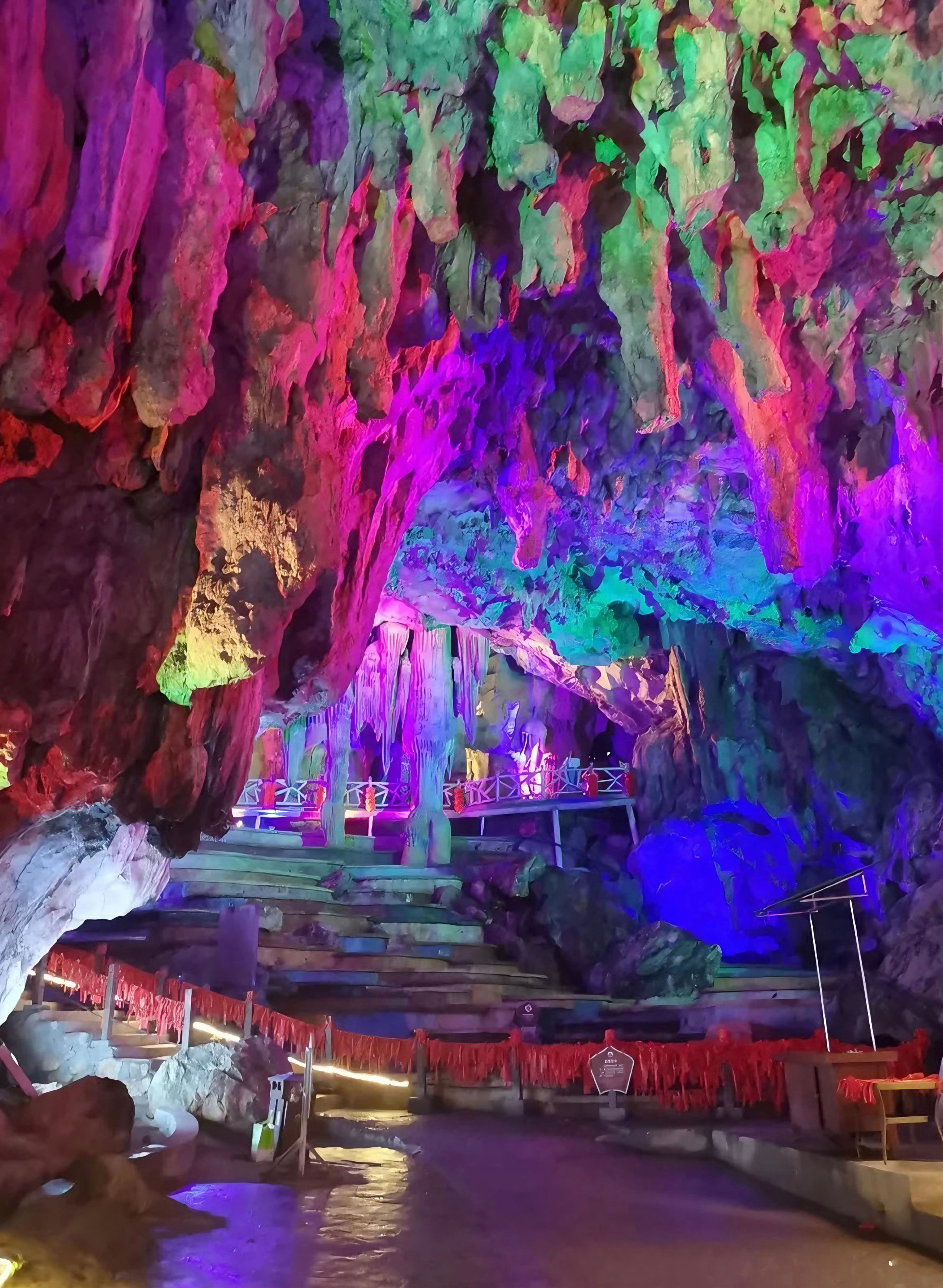 Cave scenery （karst landform）