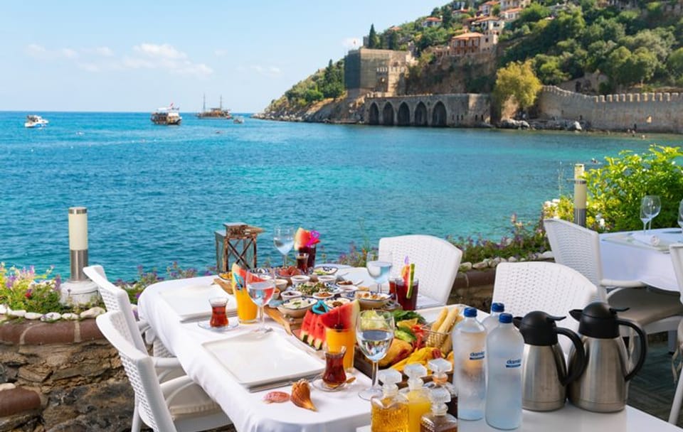 Alanya Seafront Dinner Experience at a Beachside Restaurant