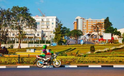Safari 2 Days, 1 Night – Rwanda Mountain Gorilla Trekking & Rwanda Memorial