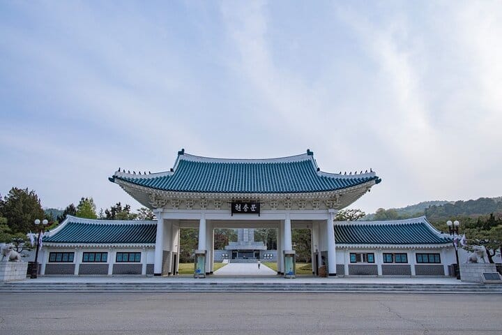 VIP meet‑and‑greet: name board in hotel lobby