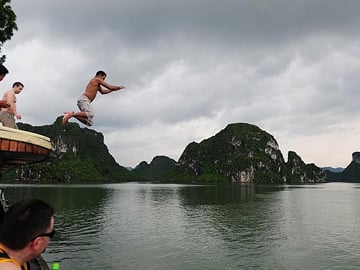 Deluxe 2 days cruise and kayak adventure in Halong Bay