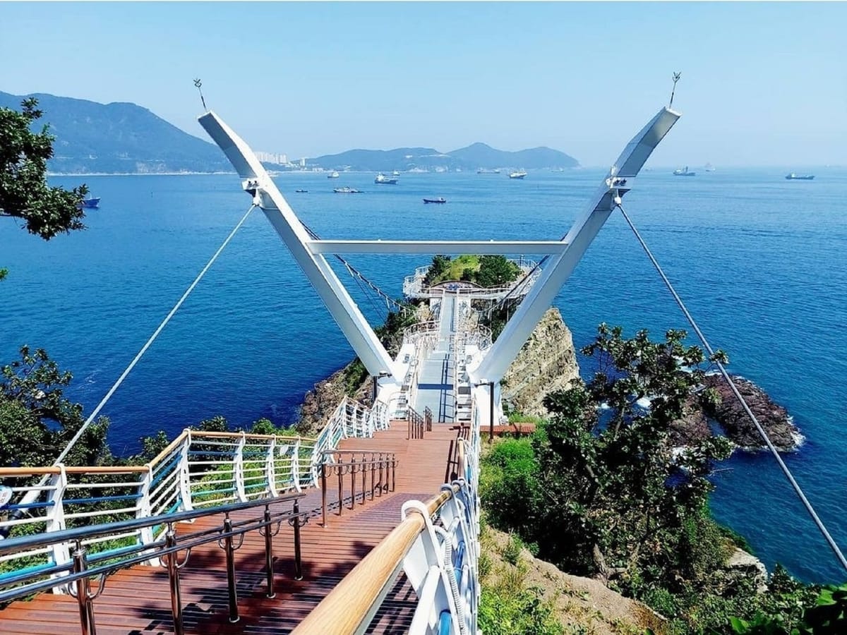 A refreshing coastal view from the Songdo Yonggung Cloud Bridge.