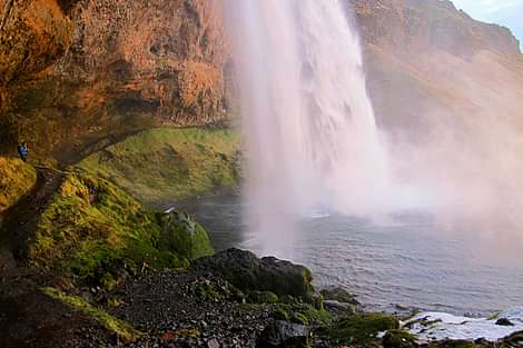 Seljalands-waterfall
