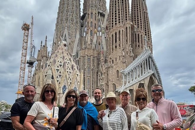 Sagrada Familia, Park Guell & Gaudi Tour with no line Tickets  4