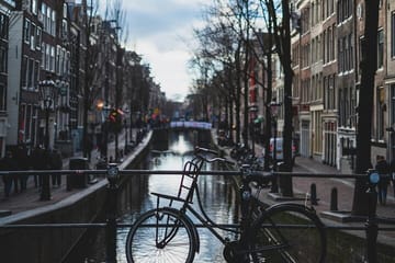 Photoshoot Experience at Damrak Waterfront in Amsterdam