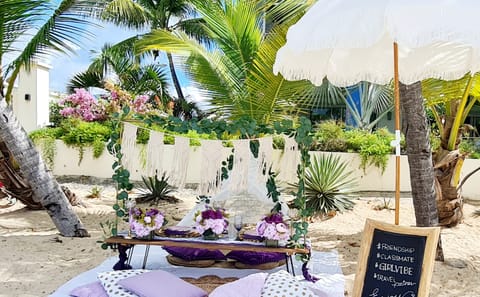 Private Gourmet Picnic on the Beach in Philipsburg, Sint Maarten