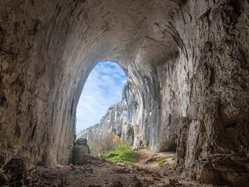 Prohodna Cave
