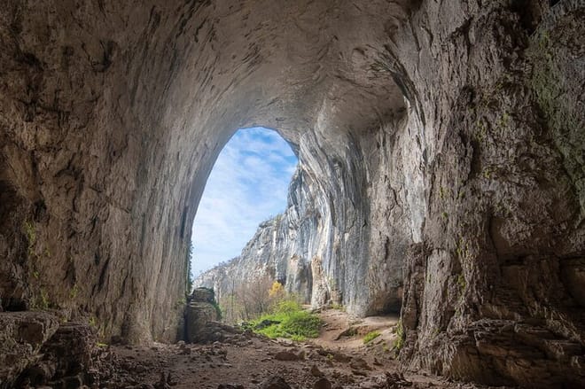 Eyes of god, Saeva Dupka Caves and the Blue Ostrich Farm - Private Day Trip