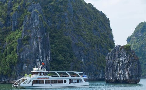 Halong Bay Day Cruise with Lunch and Cave Exploration