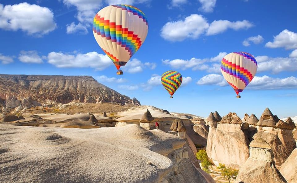 Cappadocia 1-Night Tour with Hot Air Balloon and Cave Hotel Stay