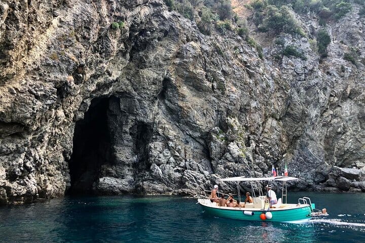Bateau près d'une grotte marine le long de la côte de la Costa Viola