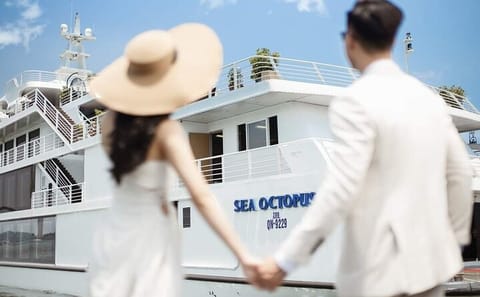 Luxury Day Trip to Halong Bay from Halong International Port