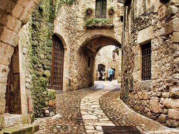 Personalized Girona Day Tour from Barcelona with Lunch