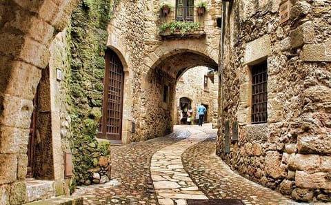 Personalized Girona Day Tour from Barcelona with Lunch