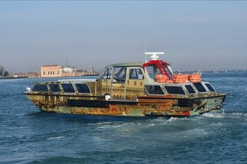 Motorboat Rental with Optional Aperitif in Venice