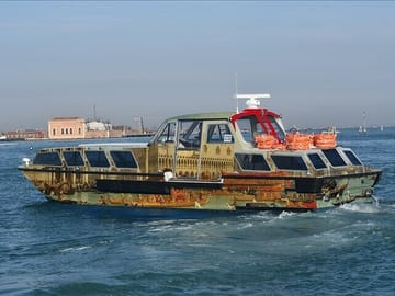 Motorboat Rental with Optional Aperitif in Venice