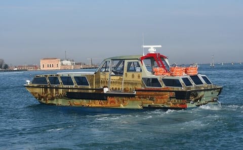 Motorboat Rental with Optional Aperitif in Venice