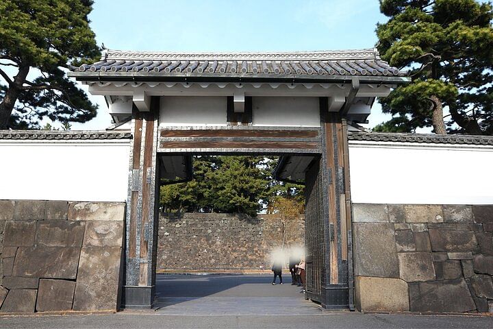 Small Group Walking Tour around Imperial palace and Hie Shrine