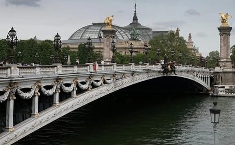 Photography Tour at Alexander III Bridge in Paris