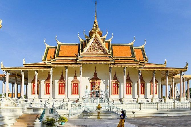 Phnom Penh Sightseeing Tour: Royal Palace, Wat Phnom & Genocide Museum