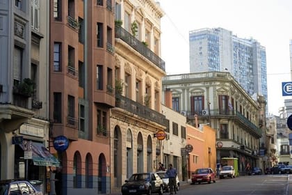 Montevideo Day Trip from Buenos Aires with Lunch and Transfers