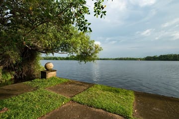 Kalutara and Brief Garden Tour from Colombo with Guide