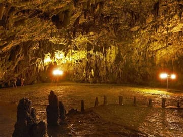 Melissani Lake and Drogarati Cave Half-Day Tour in Chaliotata