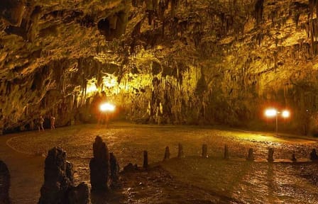 Melissani Lake and Drogarati Cave Half-Day Tour in Chaliotata