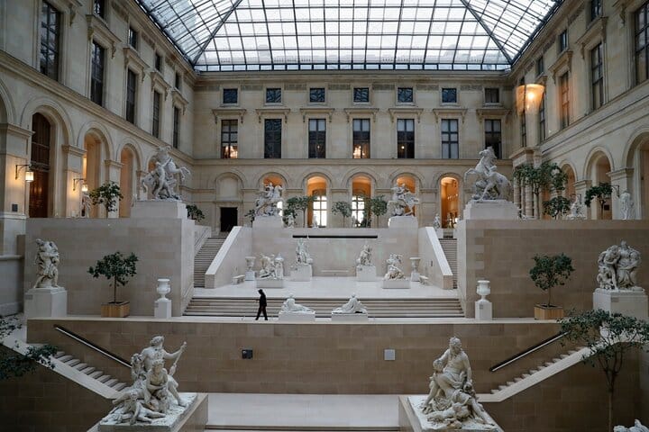 4 hours Paris VIP Private Tour with exclusive guide and driver both 3