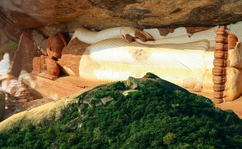 Pidurangala Rock Day Tour with Dambulla and Sigiriya Visits