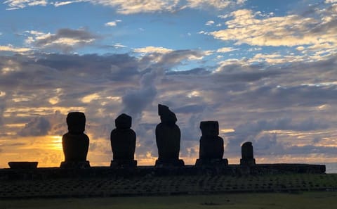 4-Day Adventure Tour of Easter Island with Hotel and Dinner Show