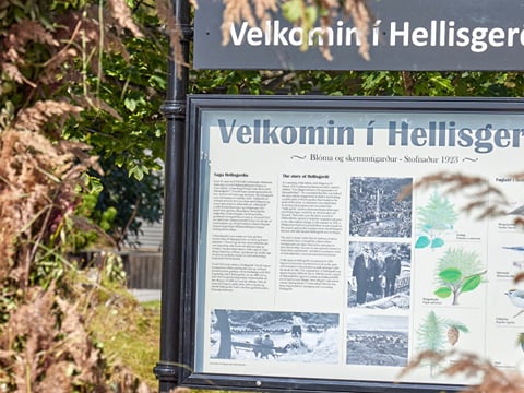 Sign marking the entrance to a public park