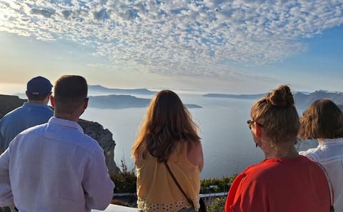 Half-Day Santorini Island Tour: Megalochori and Oia Highlights