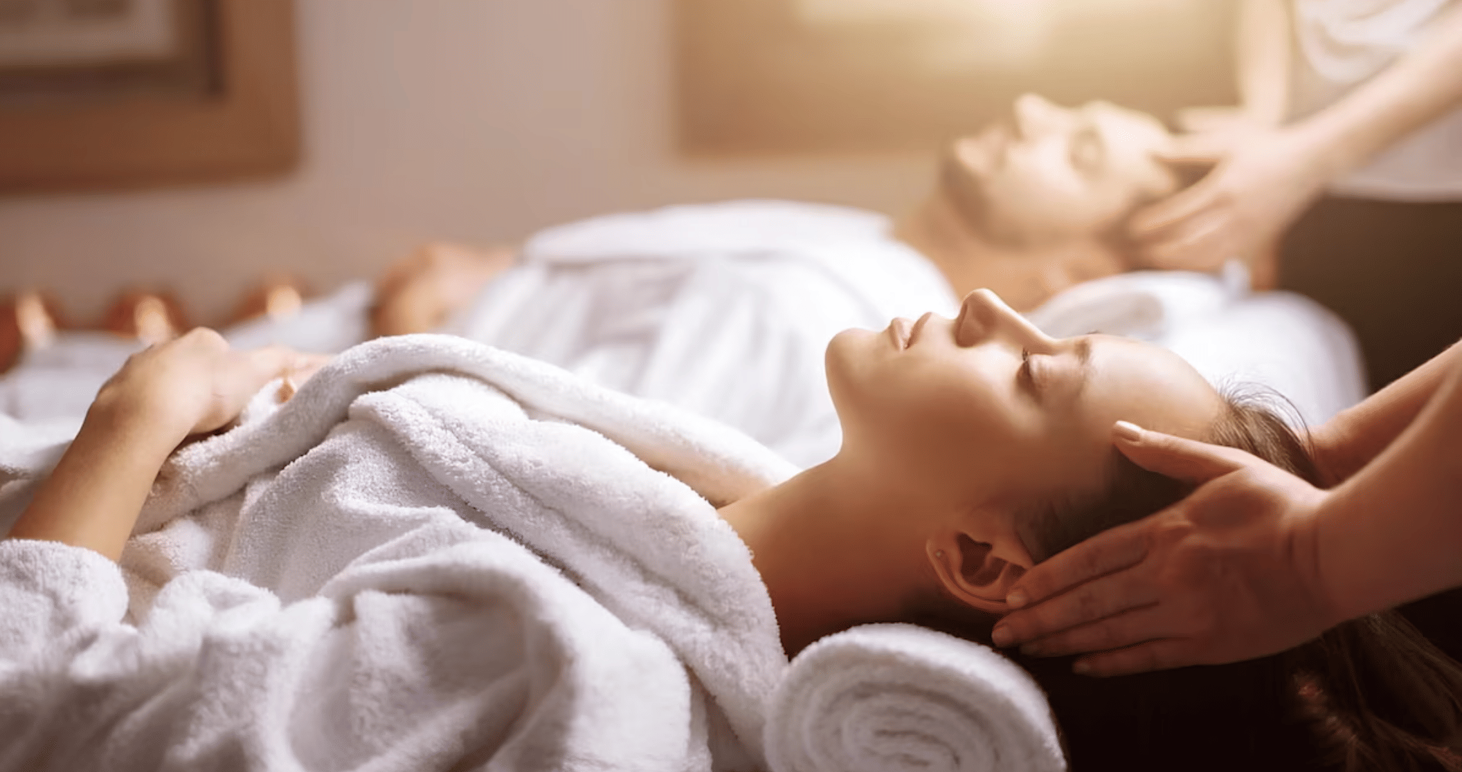 Una pareja relajándose durante un lujoso tratamiento de spa en un entorno sereno de las Maldivas.