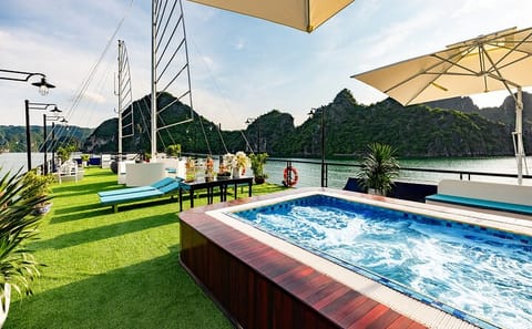 Halong Bay Day Tour with 5-Star Cruise and Buffet Lunch