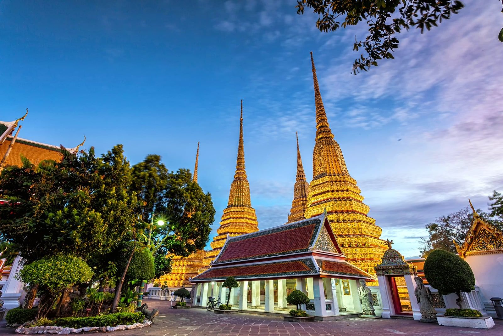 Wat Pho & Wat Arun Walking Tour with Professional Guid