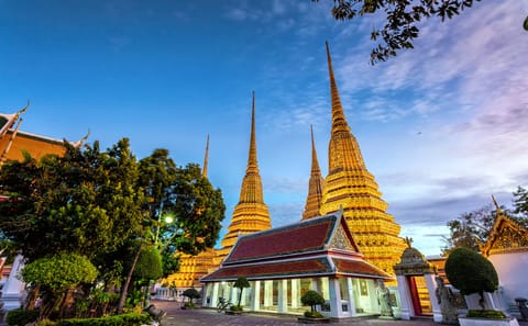 Wat Pho & Wat Arun Walking Tour with Professional Guid