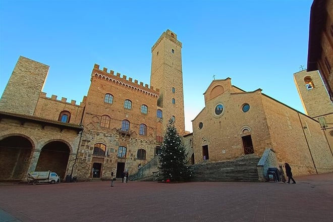 Siena–Pisa Scenic Transfer with San Gimignano Visit & Wine Lunch - Photo 2