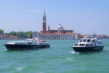 Motorboat Rental with Optional Aperitif in Venice