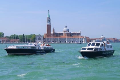 Motorboat Rental for 2 Hours with Aperitif Option in Venice