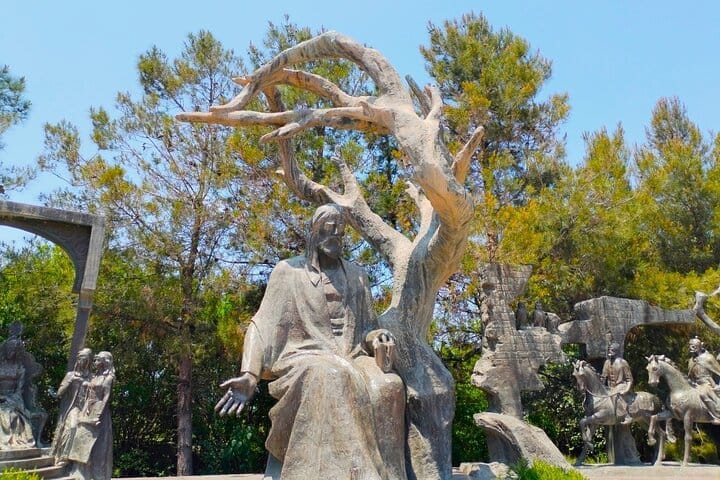 Nizami_Ganjavi_mausoleum_in_Ganja,_Azerbaijan_Ganja_tour_Baku_Nizami_Ganjavi-VLA Travel-Khamsa