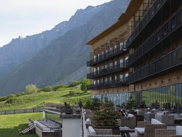 4 Full days in Georgia with private tour, free aiport